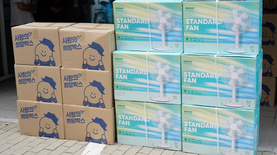 사랑의희망박스에는 삼계탕, 미역국, 오징어덮밥 등의 간편식품과 선풍기, 제습제 등 10만원 상당의 물품이 담겼다.    [굿피플 제공]